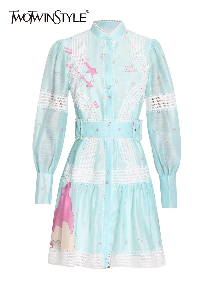 

Платье-мини с воротником-стойкой, рукавами-фонариками и высокой талией