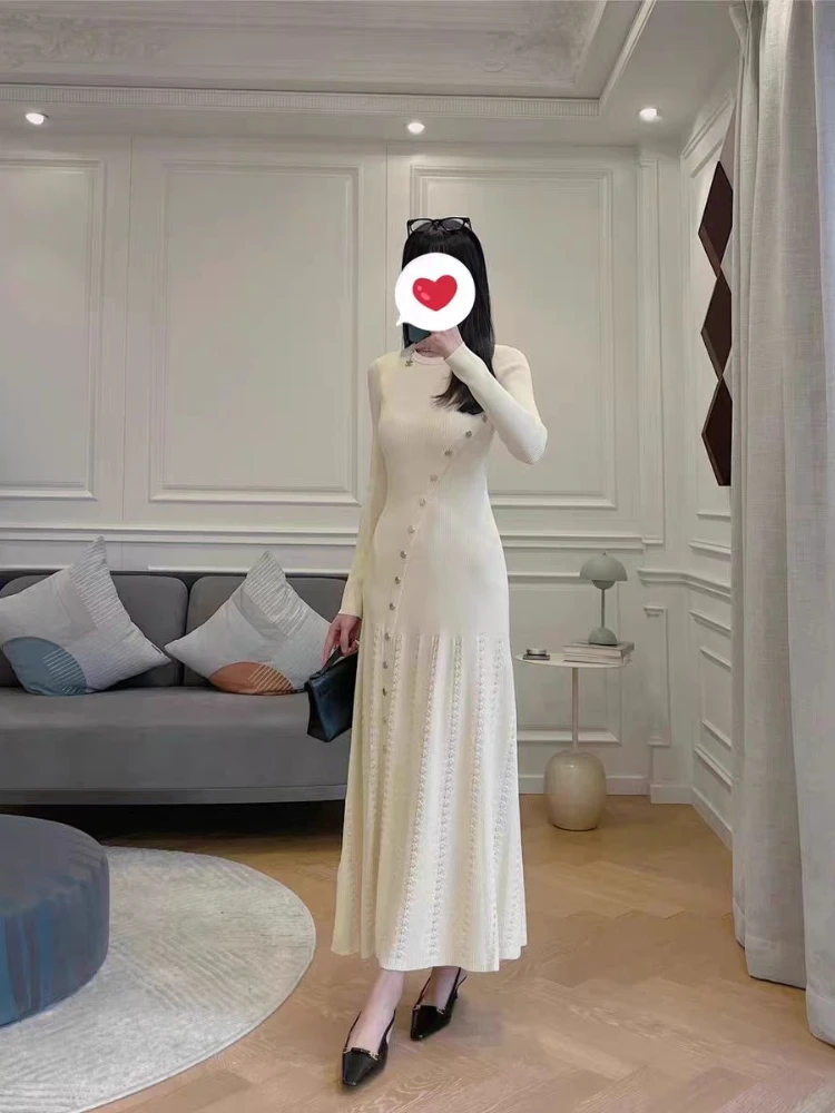 Женское однотонное платье с диагональными пуговицами