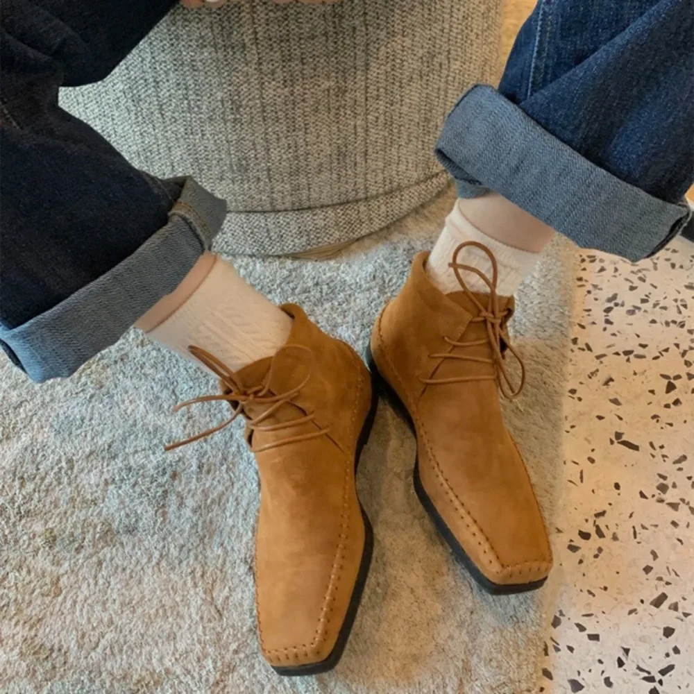 

Замшевые ботинки на шнуровке с квадратным носком, на плоской подошве