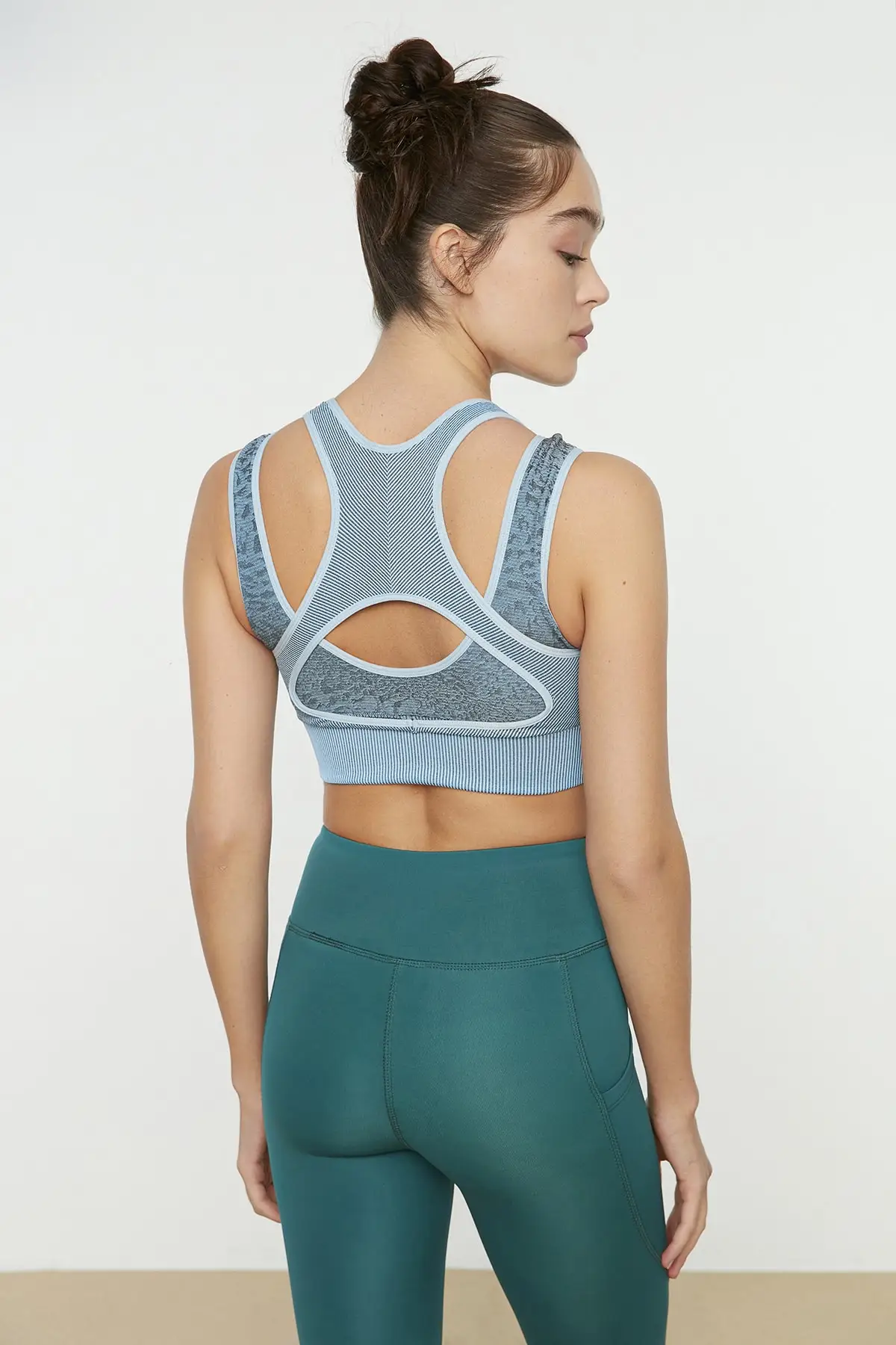 

Бесшовный спортивный бюстгальтер с детальным рюкзаком