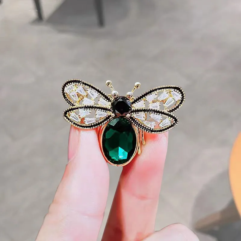 

Cute Green Crystal Rhinestone Bee Brooch Luxury Suit Lapel Pin Jewelry Coat Skirt Collar Shawl Cardigan Clip Pins for Backpacks