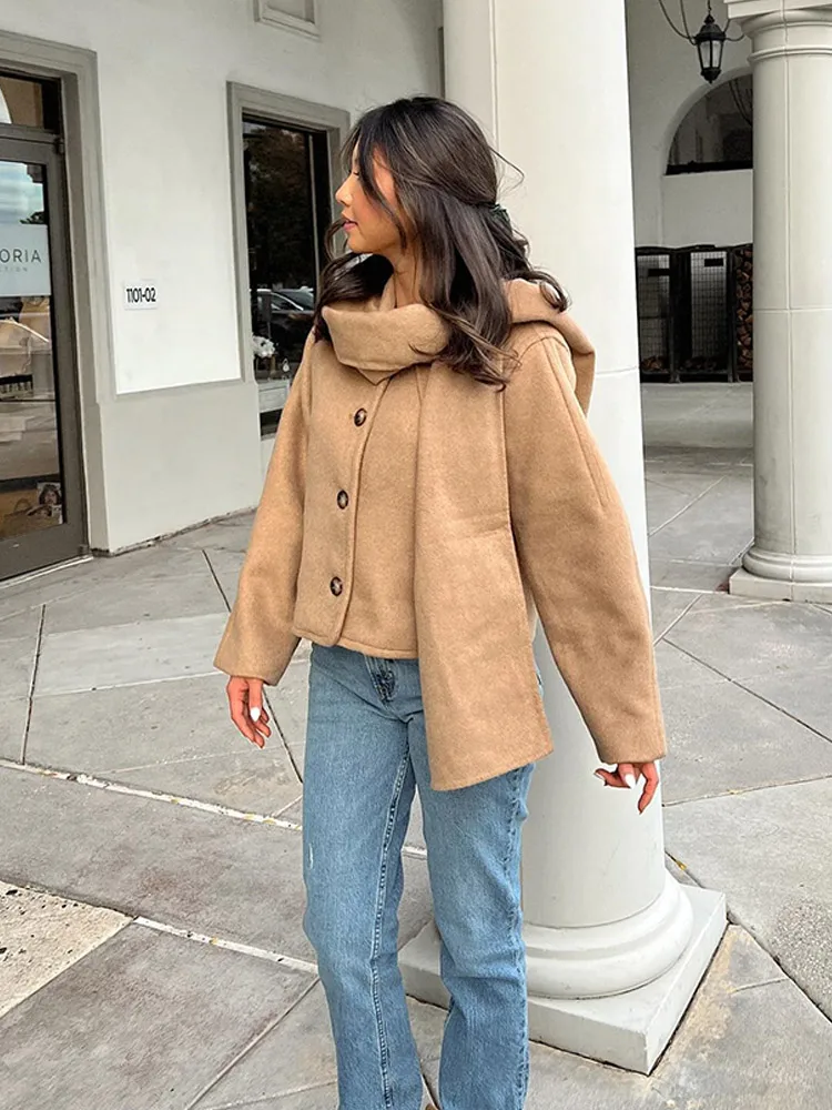 Шикарная женская короткая шерстяная куртка цвета хаки с шарфом и воротником