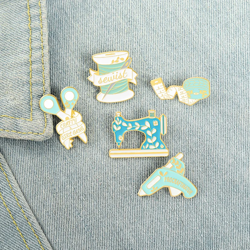 

Cartoon Women's Brooch Creativity Lapel Pins Sewing Machine Badges Christmas New Year Gift Friends Enamel Pin Jewelry Fashion