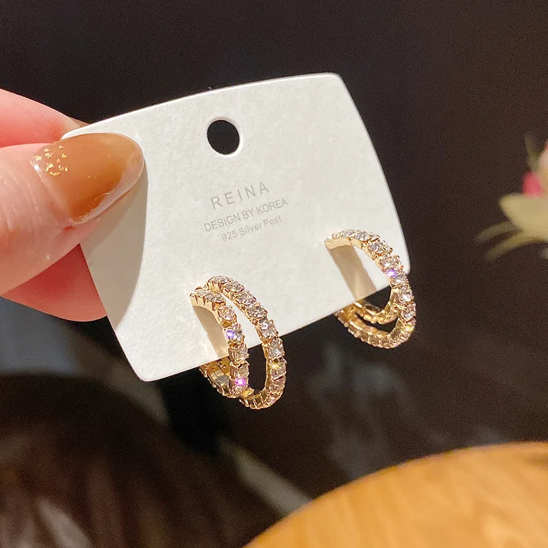 Женские серьги-кольца с двойным слоем и бриллиантами |