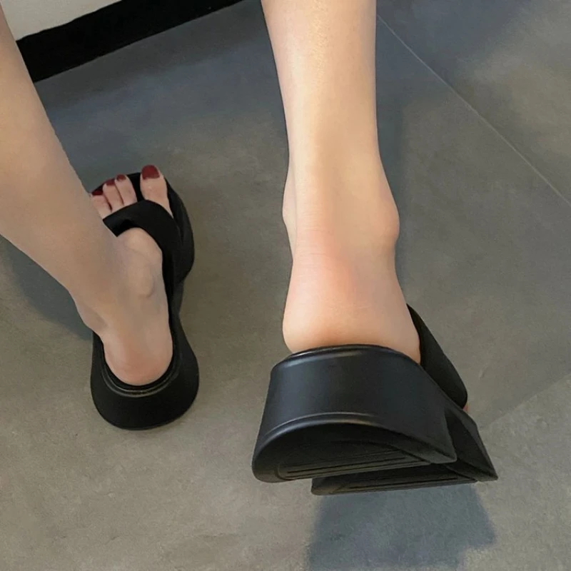Summer New Women's Thick Soled Herringbone Slippers High Anti-skid Slippers Thick Soled Platform Solid Color Women's Sandals