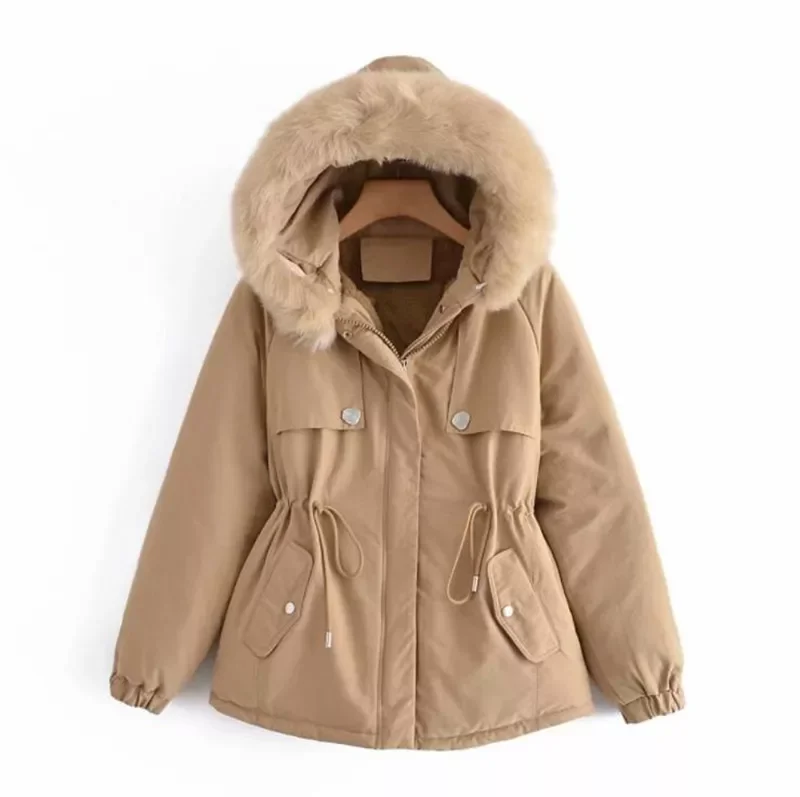 

Женская утепленная куртка на хлопковом наполнителе, с большим меховым воротником и капюшоном