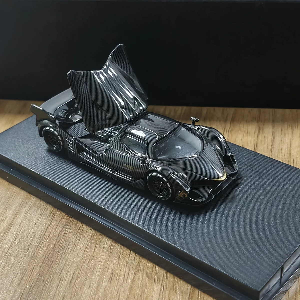 Фото Модель LMF 1:64 Devel 16 Hypercar, полностью карбоновая, с золотой и серебряной отделкой, два варианта цвета, литая модель автомобиля, в наличии №2