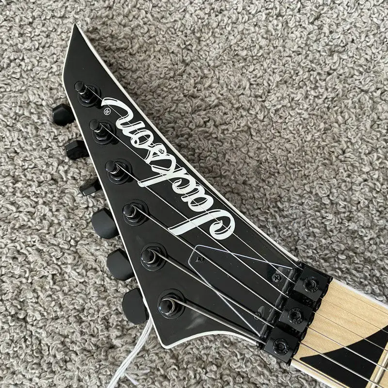 Фото Электрогитара Jackson JS34Q Dinky Arch Top, 24 лада, кленовый гриф, HSS, с рёхолистной декой, тремоло Floyd Rose, прозрачный фиолетовый цвет №4