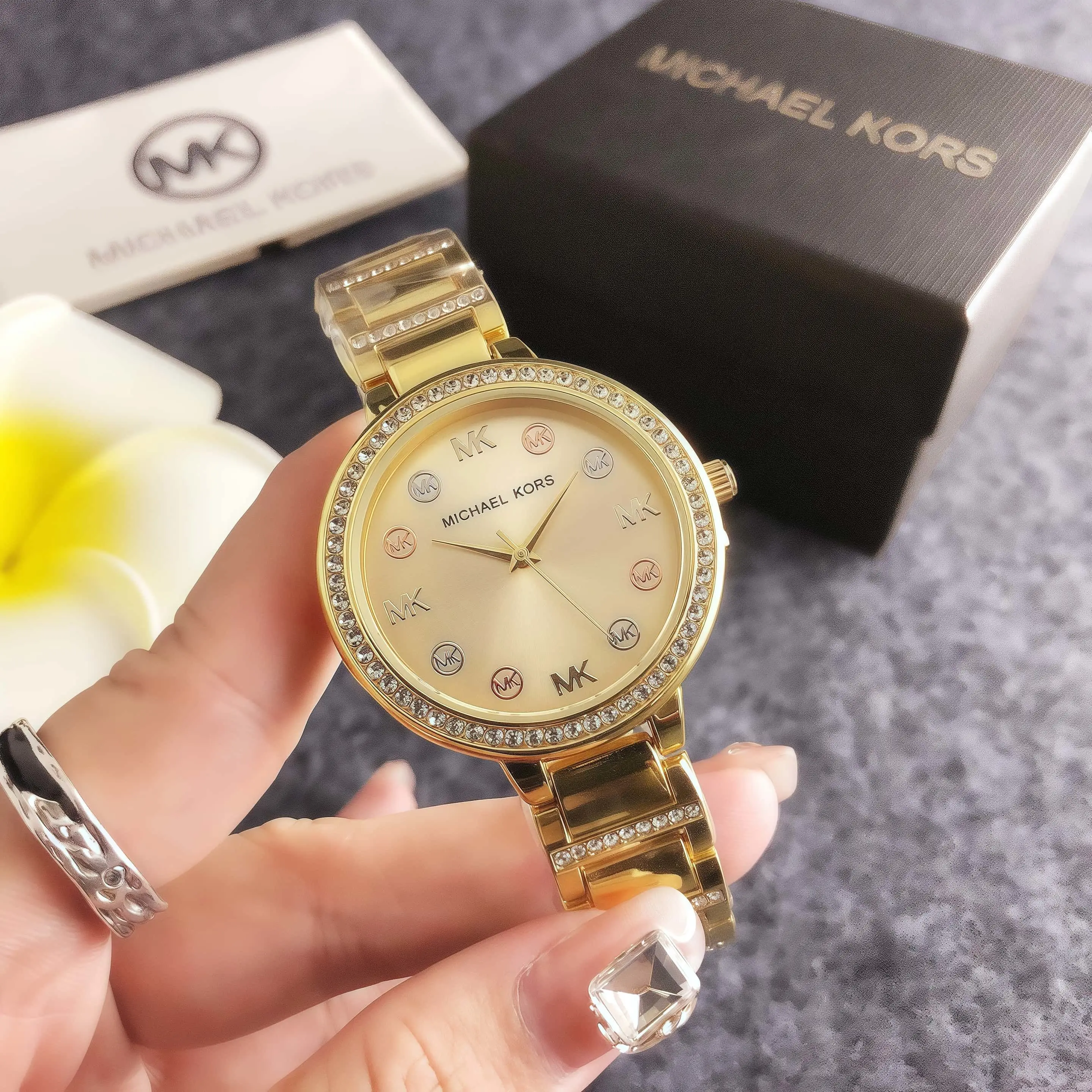 Фото Элитные женские кварцевые часы Michael Kors с бриллиантами, модные минималистичные, с большим циферблатом, деловые, из сплава, наручные, подарок для женщин №1
