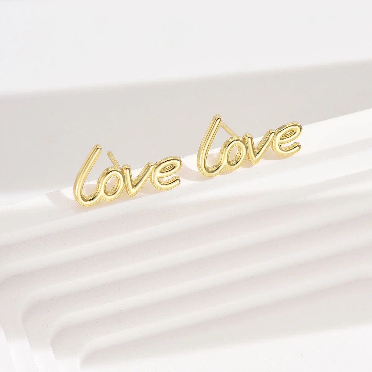 Серебряные серьги с надписью на английском языке