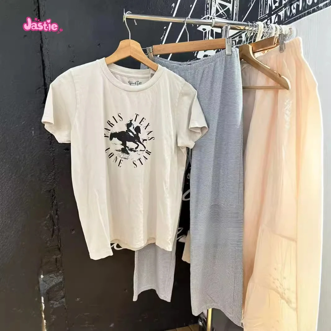 Женская футболка с коротким рукавом круглым вырезом и надписью