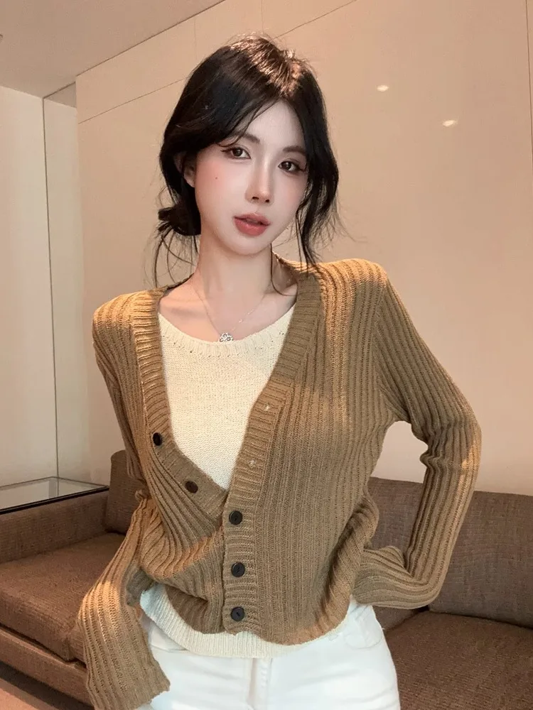 Вязаный кардиган с V-образным вырезом контрастных цветов