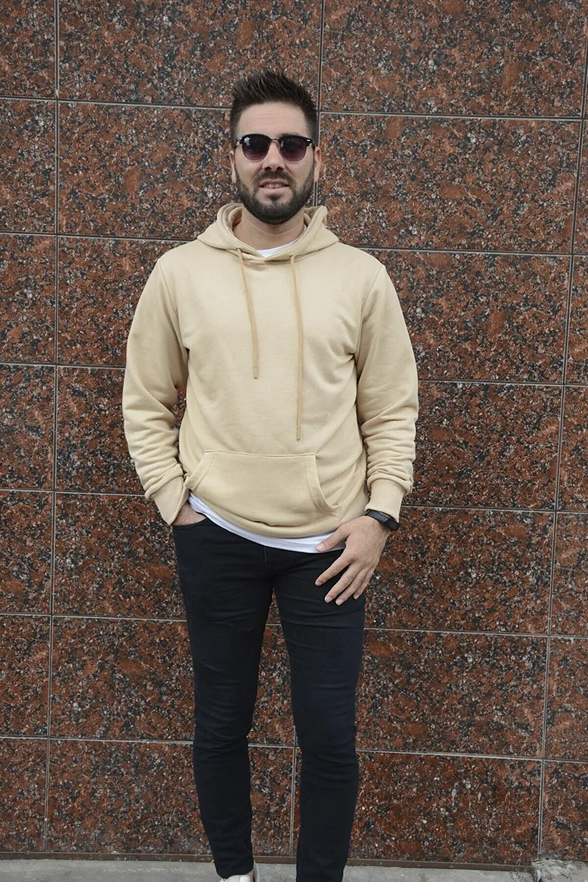 

Мужская кофейная толстовка с капюшоном и длинным рукавом