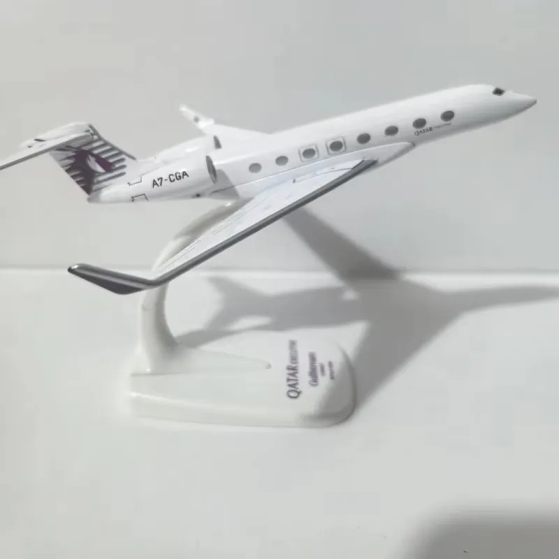 Фото Масштабная модель самолета Qatar Airways Gulfstream G650 в масштабе 1/200, набор для сборки, литая под давлением модель из сплава с подставкой, подарок для детей №4
