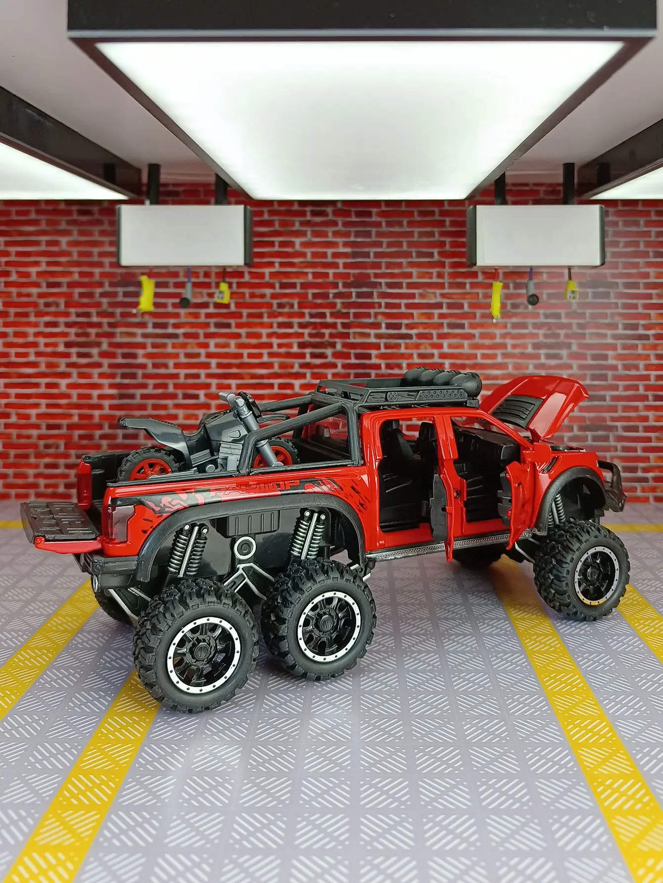 Фото Модель автомобиля Ford Raptor 1:24 с функцией имитации, версия с мотоциклом, из сплава, с открывающимися дверями и капотом, со звуковыми и световыми эффектами, в комплекте с подарками. №4