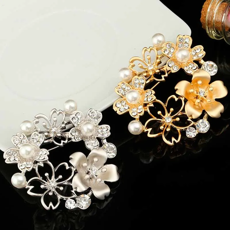 

New Hollow Garland Brooch For Women Crystal Rhinestone Pearl Brooch Pin Accessories Girl Dress Clothes Bag Buckle Pins Brooches