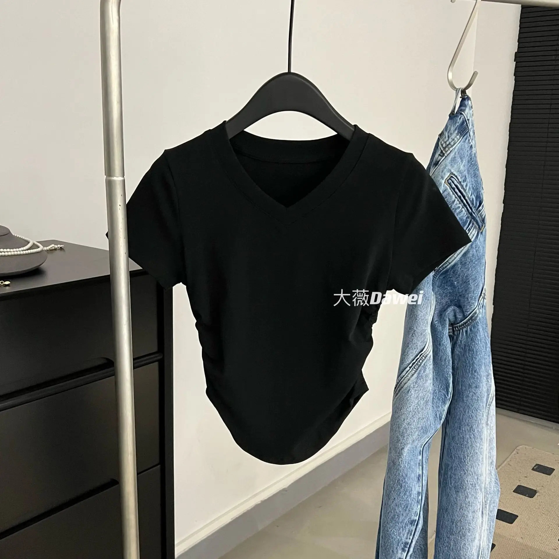 

Spice Girls irregular v-neck shoulder short sleeve t-shirt 2023 summer design sense slim short blouse woman white