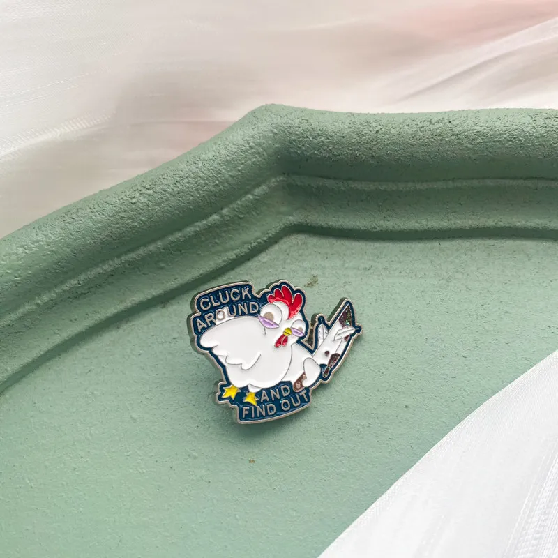 Забавная мультяшная белая эмалированная брошь в виде ножа на петух круглая и