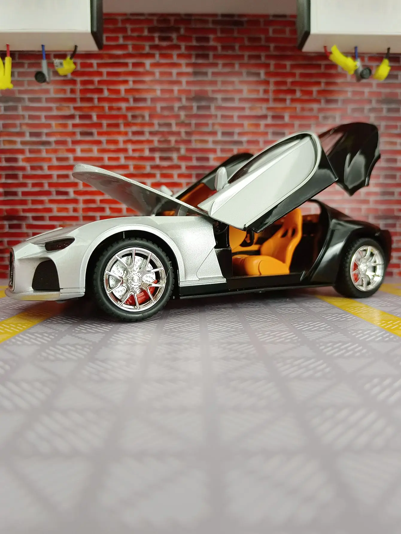 Фото Модель Bugatti Atlantic из сплава металлов в масштабе 1:24, симулирующая звуковые и световые эффекты, богатая деталями, тонкая работа. №3