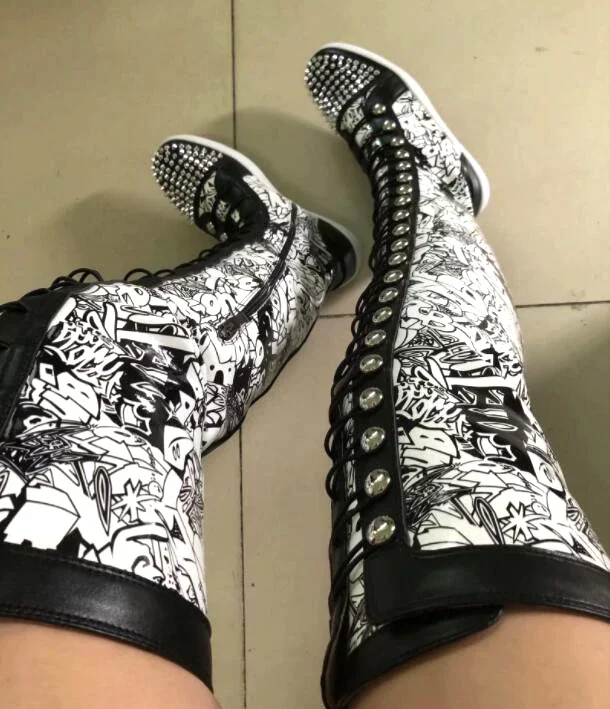 Заводские сапоги до бедра с металлическими заклепками и принтом каракулей