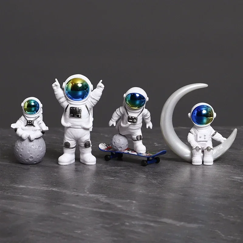 

Фигурки космонавтов из смолы, 4 шт.