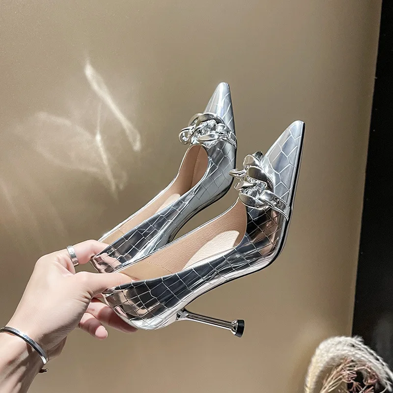 

2022 Fashion Metal Chain High Heel Shoes Cat Heel Mirror Soft Leather plus Size 41-43 High Heel Pumps Women