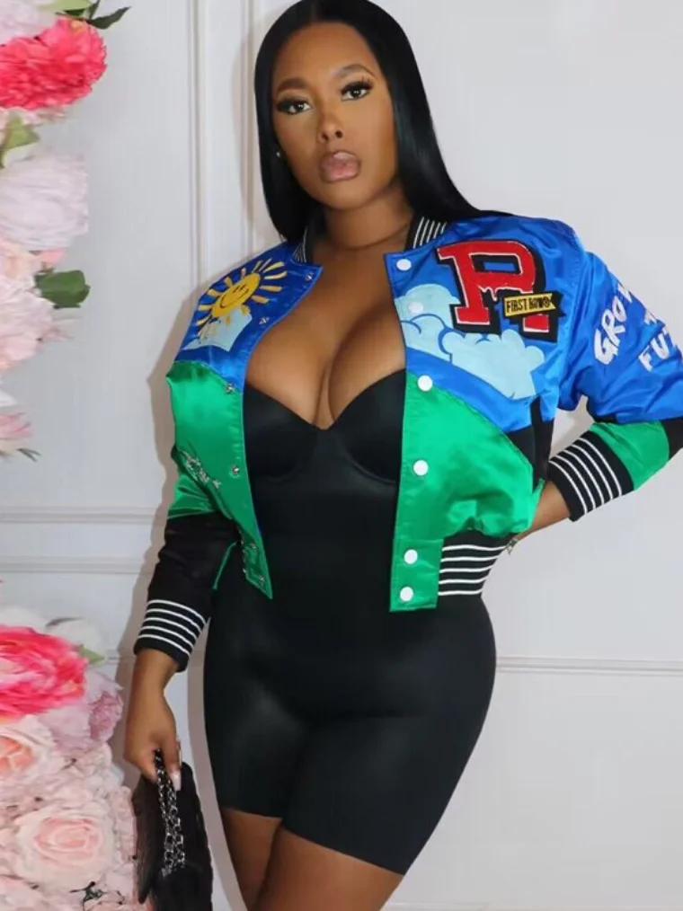 

Куртка женская однобортная составного кроя с длинным рукавом и принтом букв