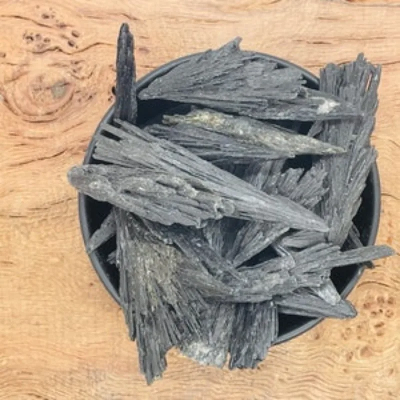 Черный веер из кианита - черные лезвия натуральные декор натурального камня для