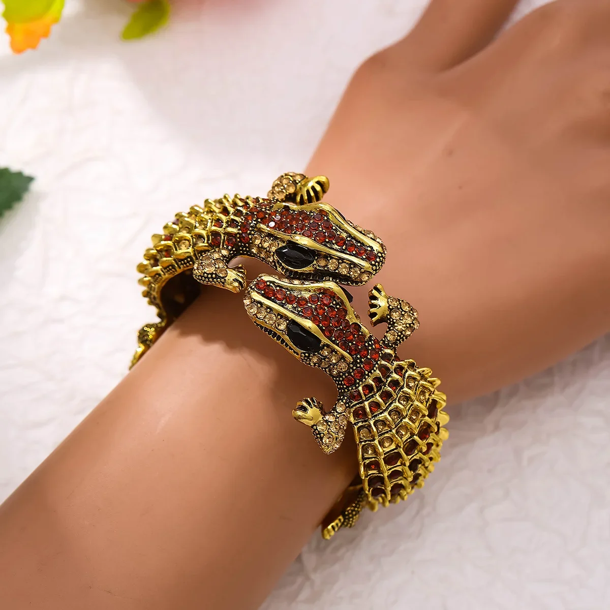 Красивый винтажный браслет из крокодиловой кожи в винтажном стиле эффектный