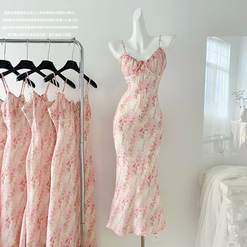 Женское облегающее платье с V-образным вырезом и завышенной талией