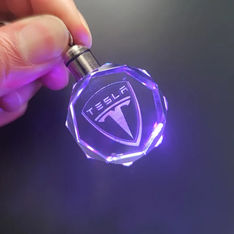 Автомобильный логотип светодиодный Кристалл дневной свет брелок для ключей Tesla