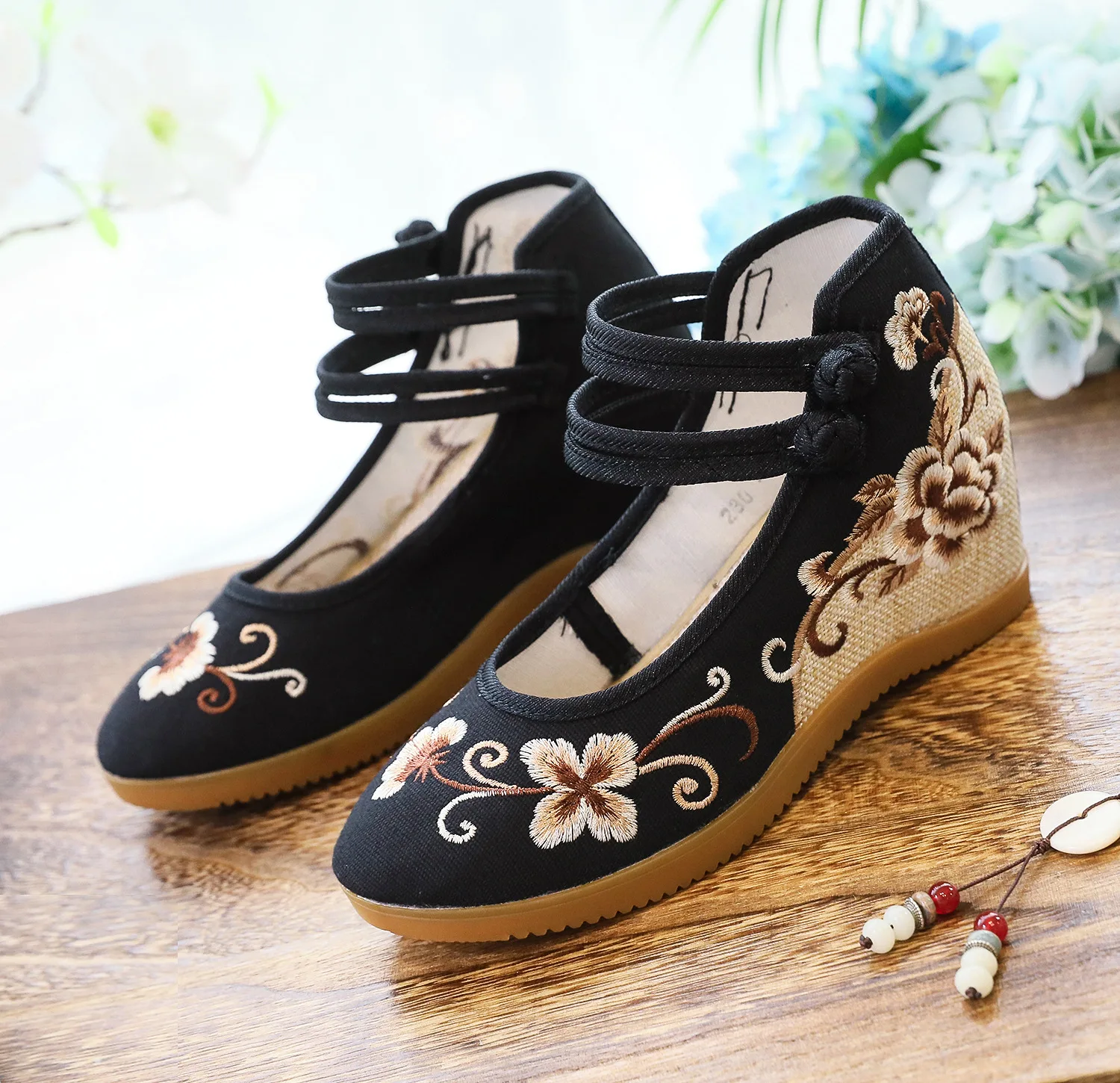 Женские холщовые балетки на шнуровке с вышивкой