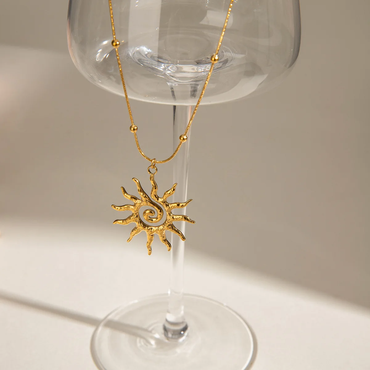 Ожерелье Yori с подвеской в виде золотого солнца из нержавеющей стали