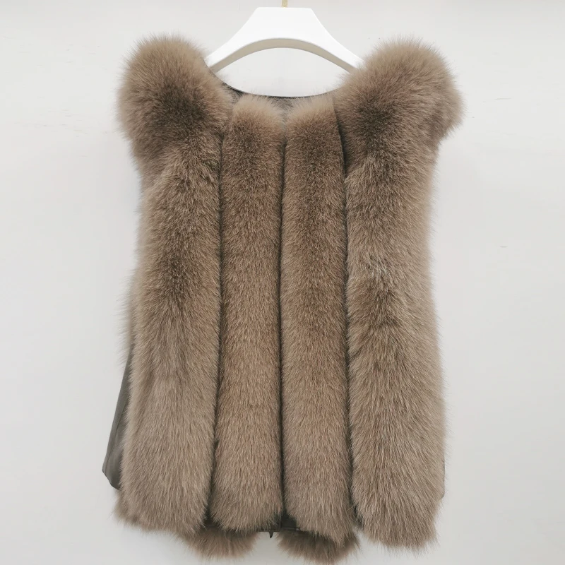 Рисунок 2 - Женский однотонный жилет с V-образным вырезом