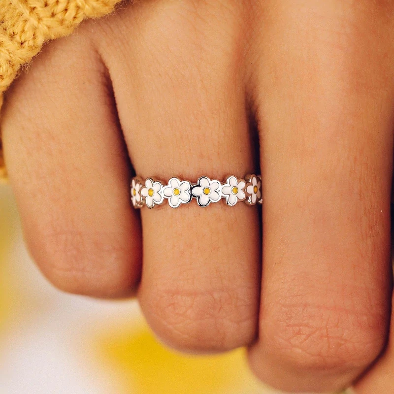 

Huitan Sweet Daisy Flower Rings for Women Silver Color Fresh Style Girls Finger-ring Fashion Versatile Female Jewelry Fancy Gift