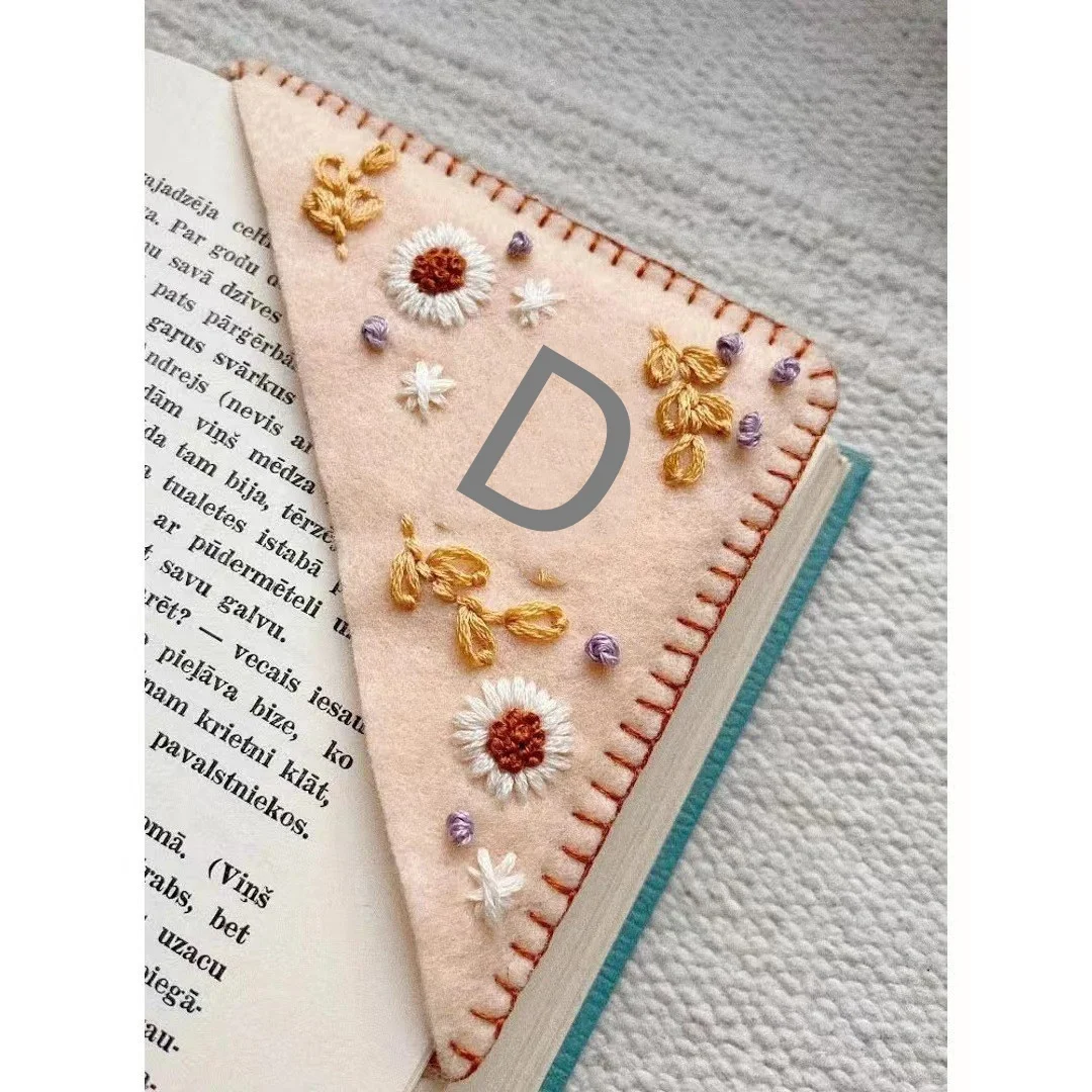 

Войлочная угловая закладка с вышивкой