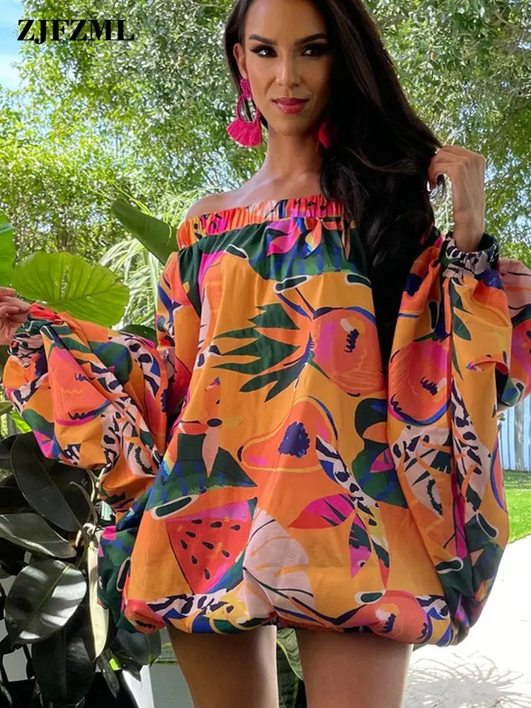 

Короткое платье с цветочным принтом, рукавами-фонариками и открытыми плечами