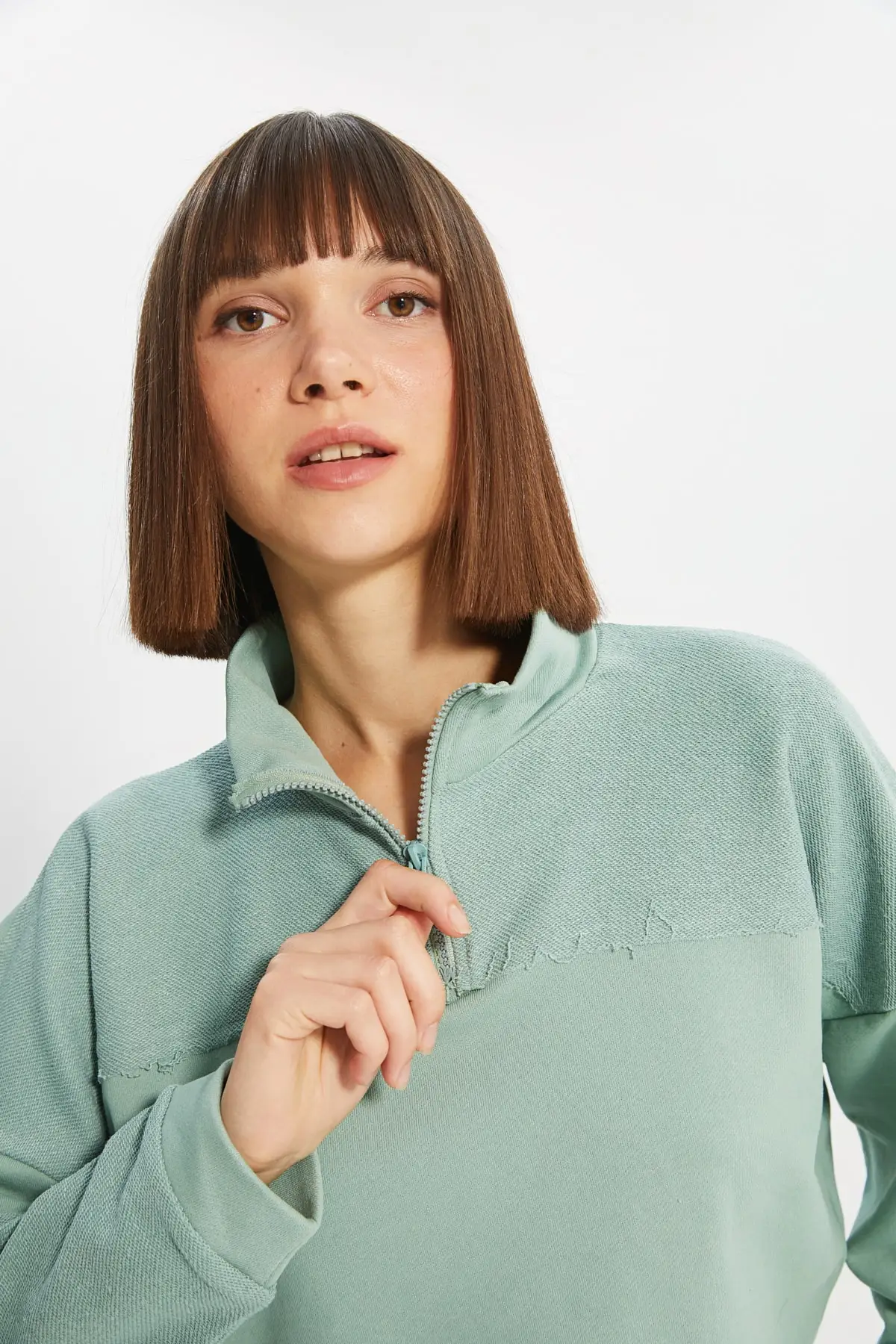 

Trendyol Crop Zipper Detail Knitted Sweatshirt TWOAW22SW1102