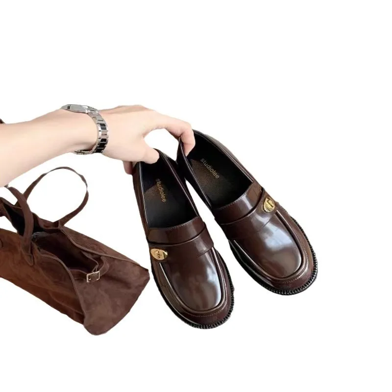 Туфли женские из натуральной кожи на толстом каблуке с золотистой пряжкой