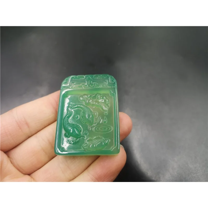 Недорогая Подвеска из Нефритового зеленого халцедона в виде карпа лотоса