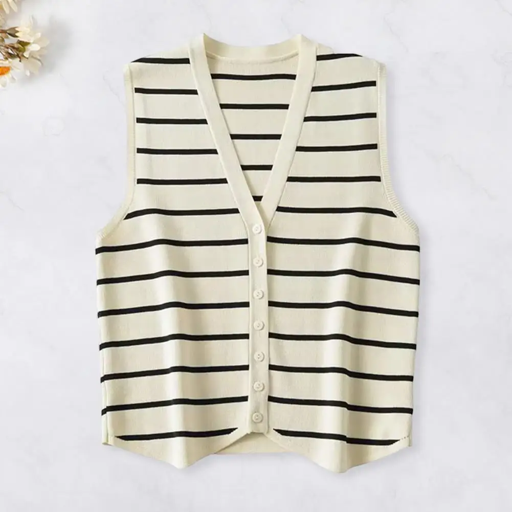 Женский трикотажный жилет в полоску с V-образным вырезом