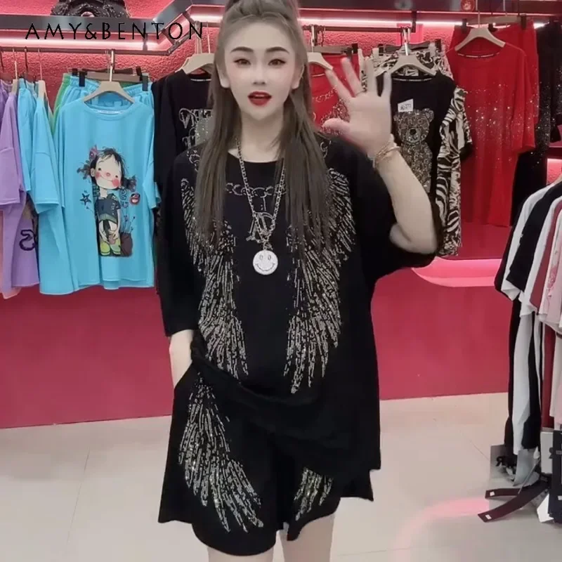 Женская одежда костюм из двух предметов с крупной вышивкой и бриллиантами летний