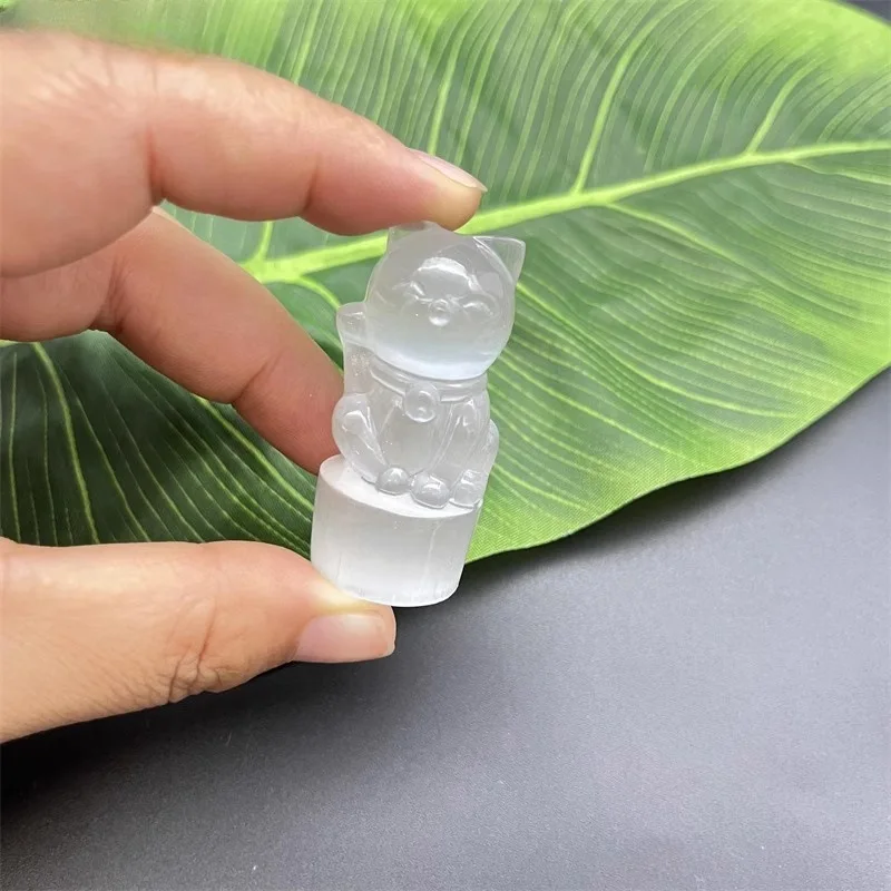 

Статуэтка из белого селенита JIUAN