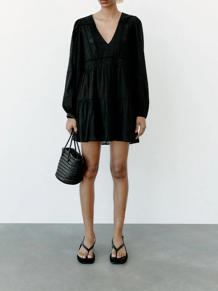 

2023 new women's loose black hundred with thin temperament hollow embroidery V-neck short dresses