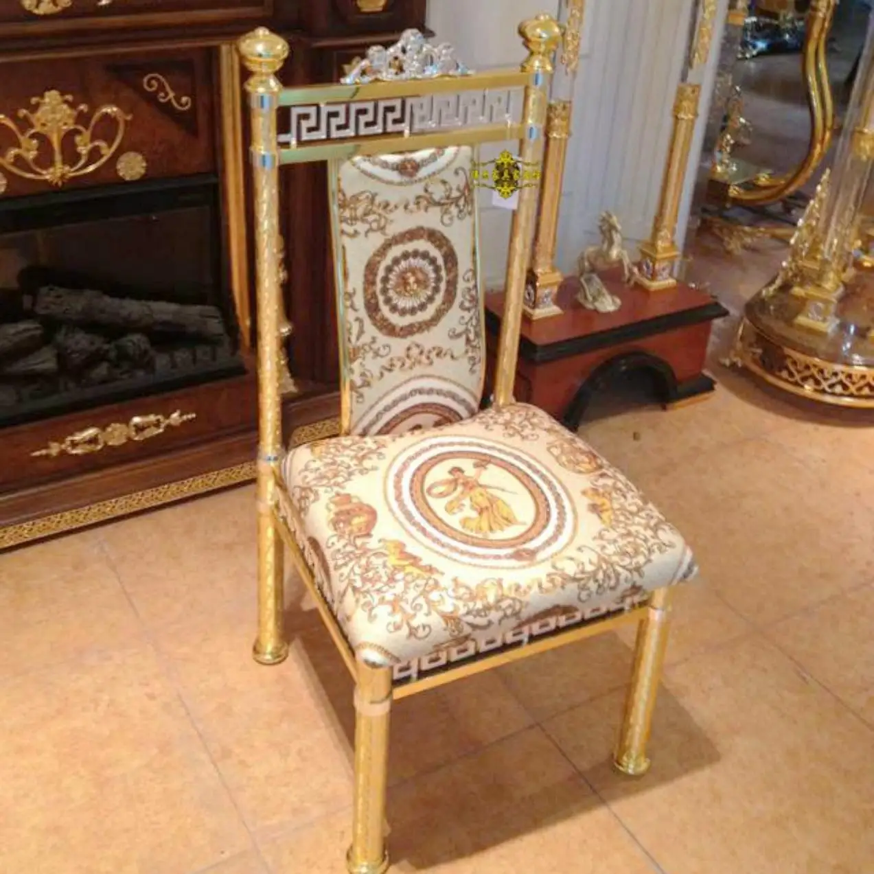 

Итальянский барокко латунный сплав K позолоченный посеребренный стул из бежевой ткани