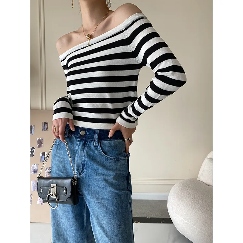 

Spring and Autumn New One-word Neck Short Shoulder Strapless Black and White Striped Knitted Sweater Fashion Design Niche Top