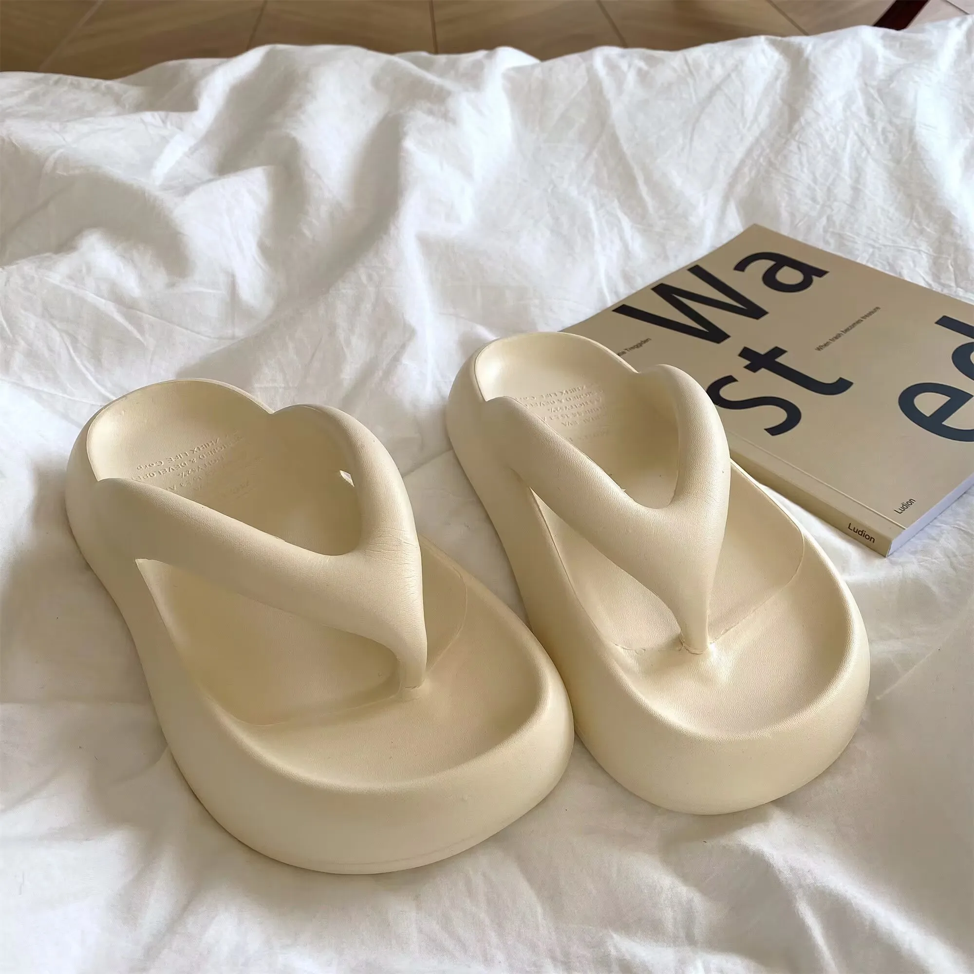 New ladies slippers thick-soled anti-slip ladies flip-flops summer beach sandals increase slippers indoor and outdoor.