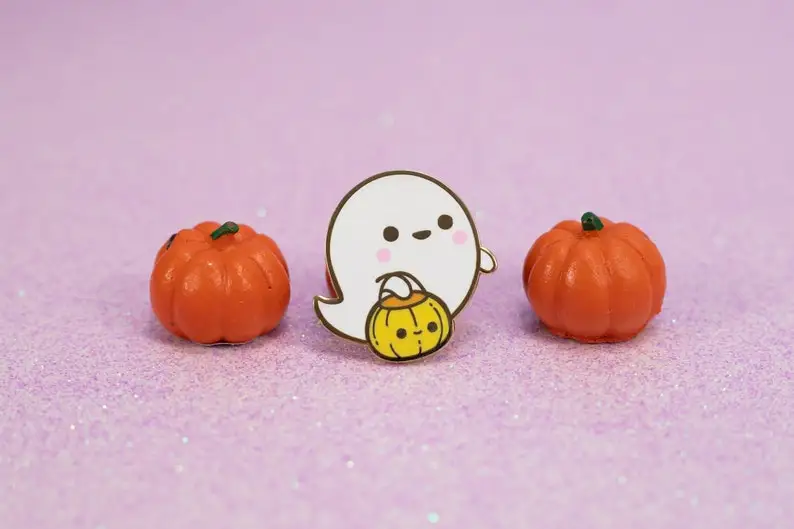 Фото Жесткая эмалированная заколка для Хэллоуина Speckles Ghostie Kawaii №1