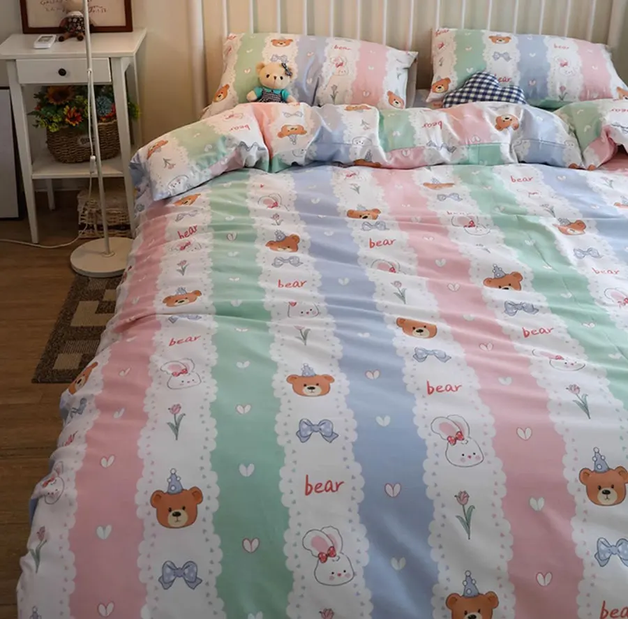 Комплект постельного белья с милым медведем и кроликом в красочную полоску