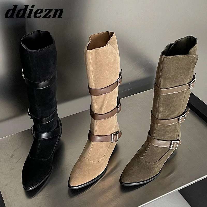 

Женские сапоги до колена на низком каблуке, с острым носком и пряжкой